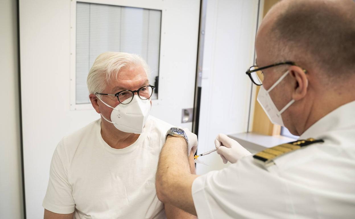 El presidente de Alemania, Frank-Walter Steinmeier, se vacuna con AstraZeneca.