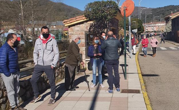 Vecinos de La Pola hacen cola en el cribado masivo.