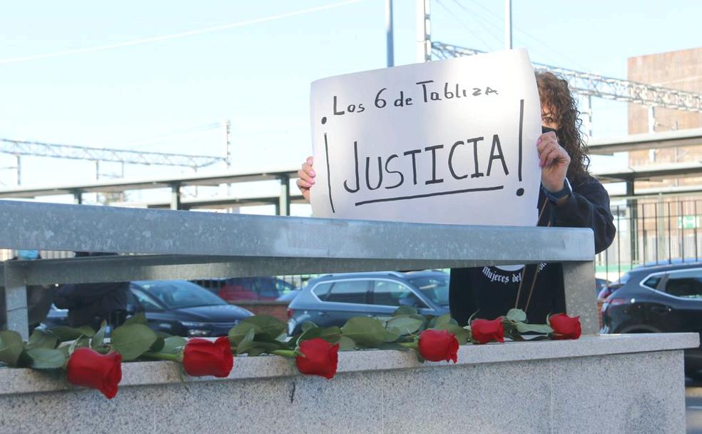 Seis rosas, simbolizando a los seis mineros fallecidos, en la antesala del inicio del juicio por el accidente de La Vasco