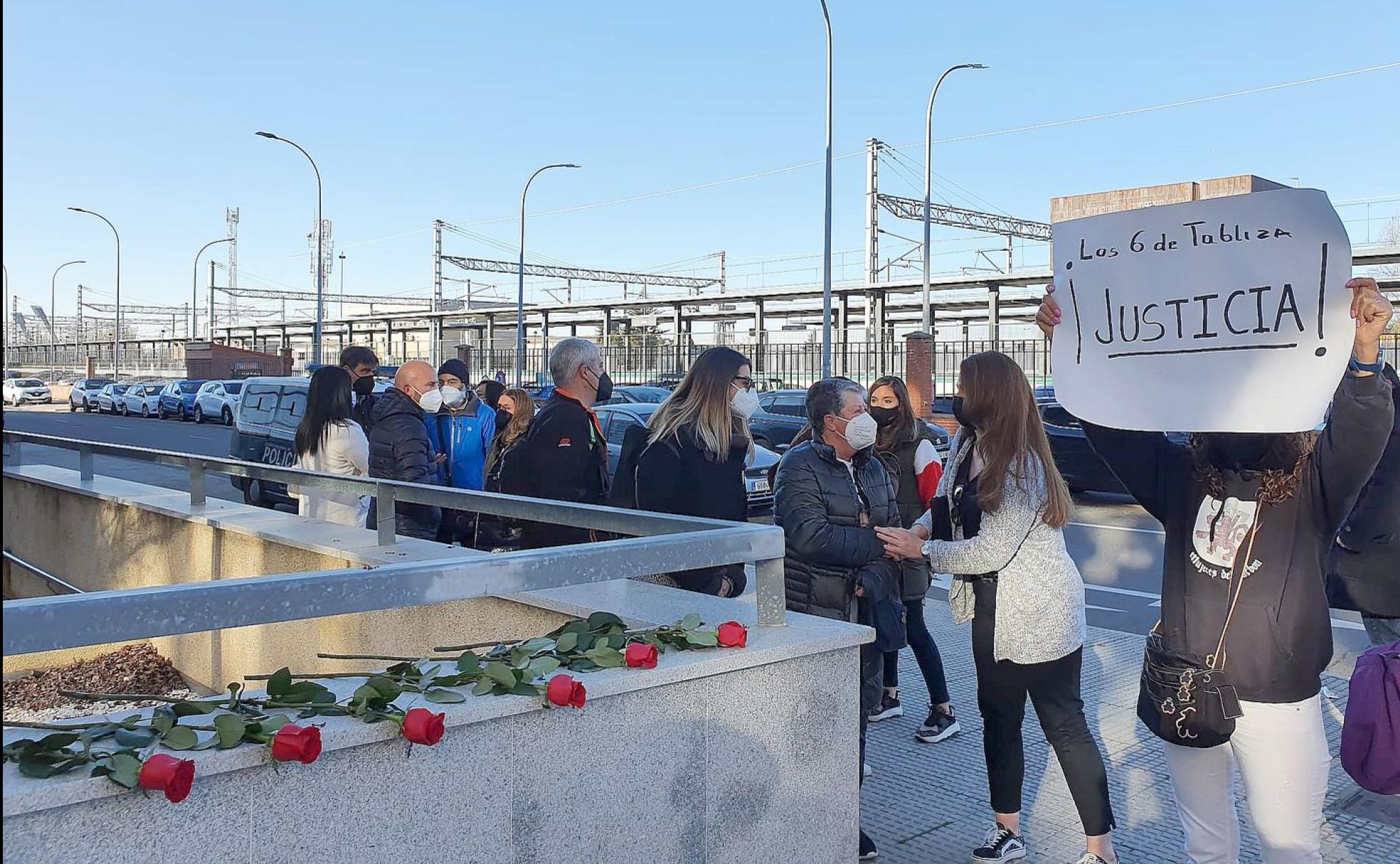 Seis roras, simbolizando a los seis mineros fallecidos, en la antesala del inicio del juicio por el accidente de La Vasco.