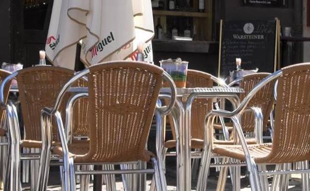 Imagen de una terraza al sol en León.