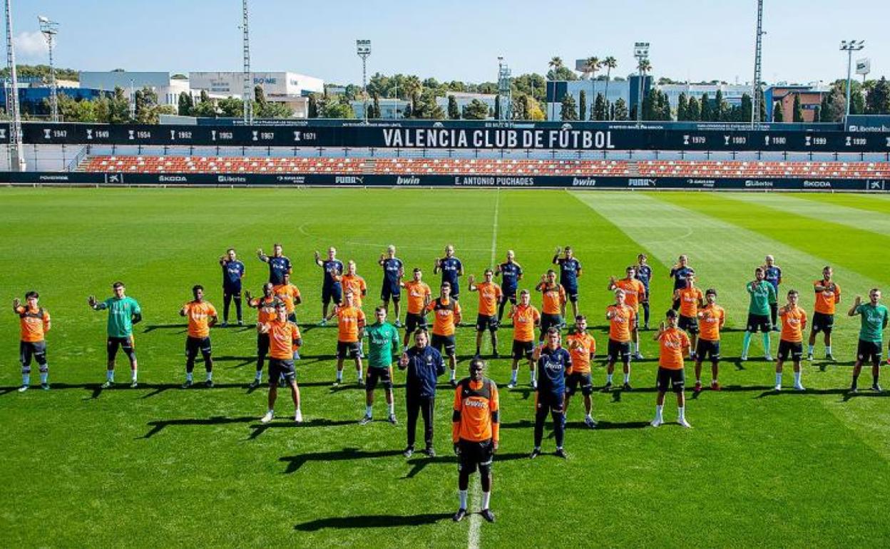 Los jugadores del Valencia, en defensa de Diakhaby contra el racismo. 