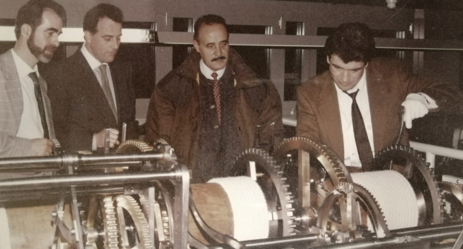 Visita del director de la Escuela Taller de Restauración de León, Francisco Azconegui y el monitor de metal, Enrique Muñoz, a la Escuela de Ginebra, en compañía con J. Devialet, relojero francés, y el director de la escuela ginebrina J. Courto.