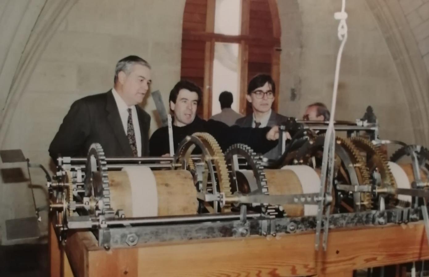 El reloj, ya instalado en la torre sur de la Catedral. Con Francisco Azconegui en el centro y a la derecha José Ríos, Director Provincial del Inem.