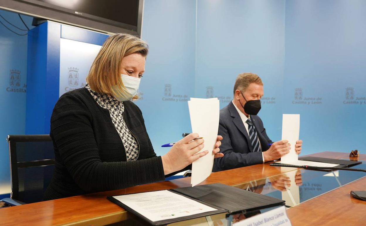 La consejera de Familia e Igualdad de Oportunidades, Isabel Blanco, firma un protocolo de colaboración con el presidente de Plena Inclusión Castilla y León, Juan Pablo Torres, para promover la atención e inclusión de personas con discapacidad en la Comunidad.