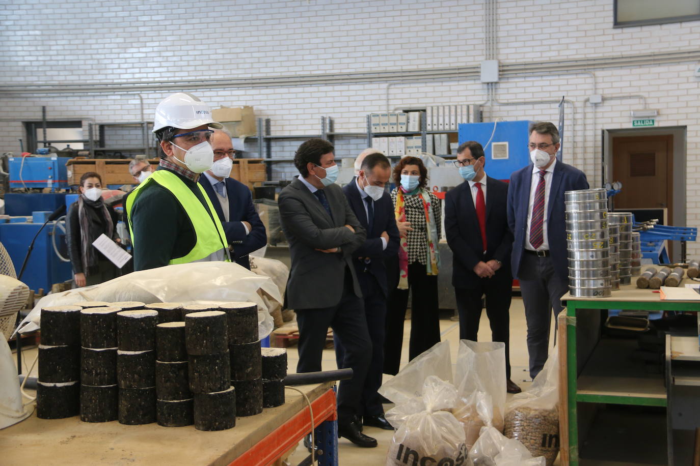 El consejero de Economía visita las instalaciones de Incosa. En las imágenes el consejero de Economía y Hacienda, Carlos Fernández Carriedo junto a Gerardo Gutiérrez, presidente de Incosa. 