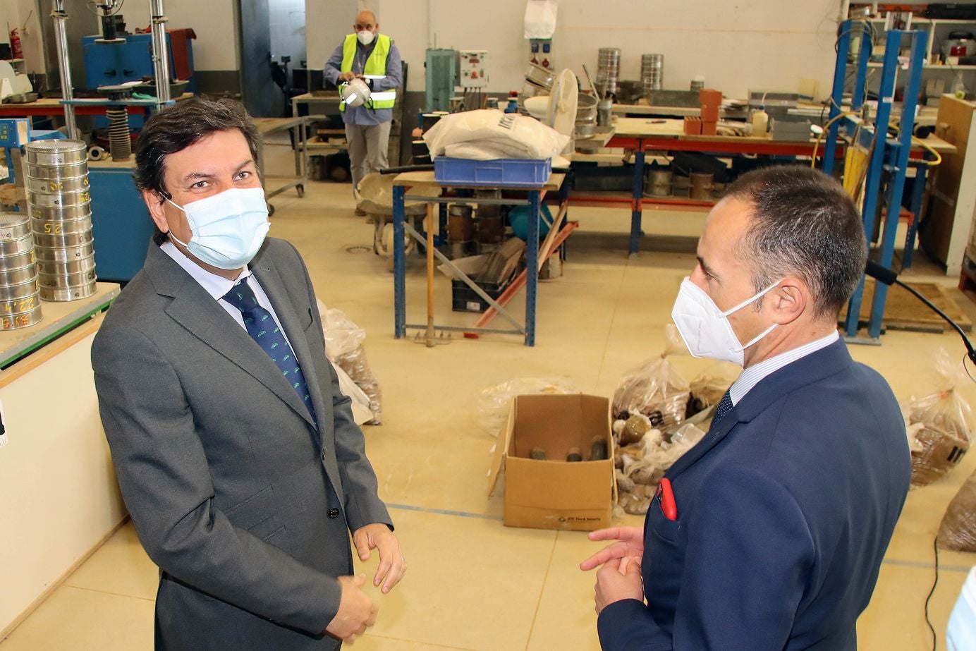 El consejero de Economía visita las instalaciones de Incosa. En las imágenes el consejero de Economía y Hacienda, Carlos Fernández Carriedo junto a Gerardo Gutiérrez, presidente de Incosa. 