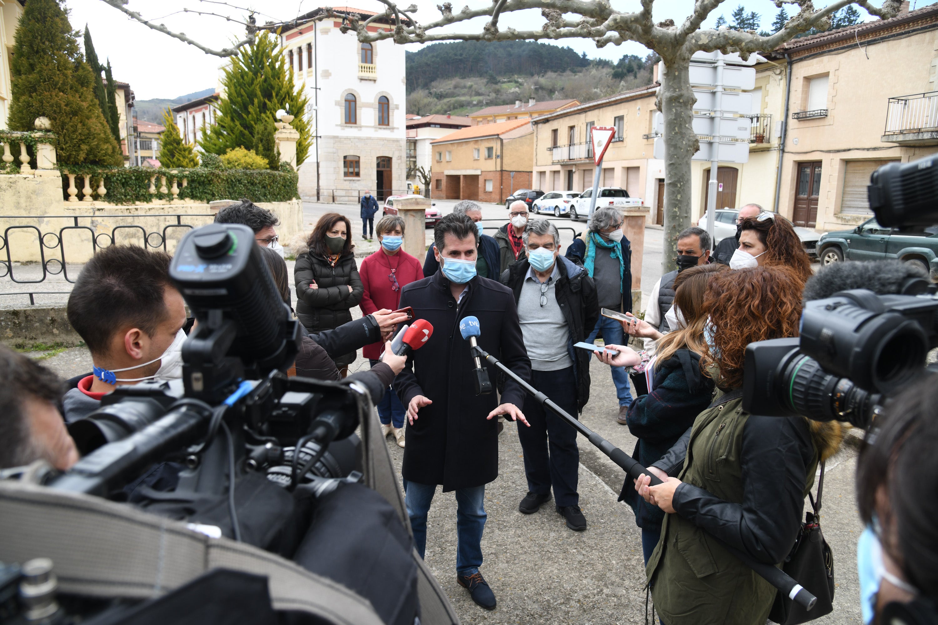 Luis Tudanca comparece ante la prensa en Pradoluengo, Burgos.