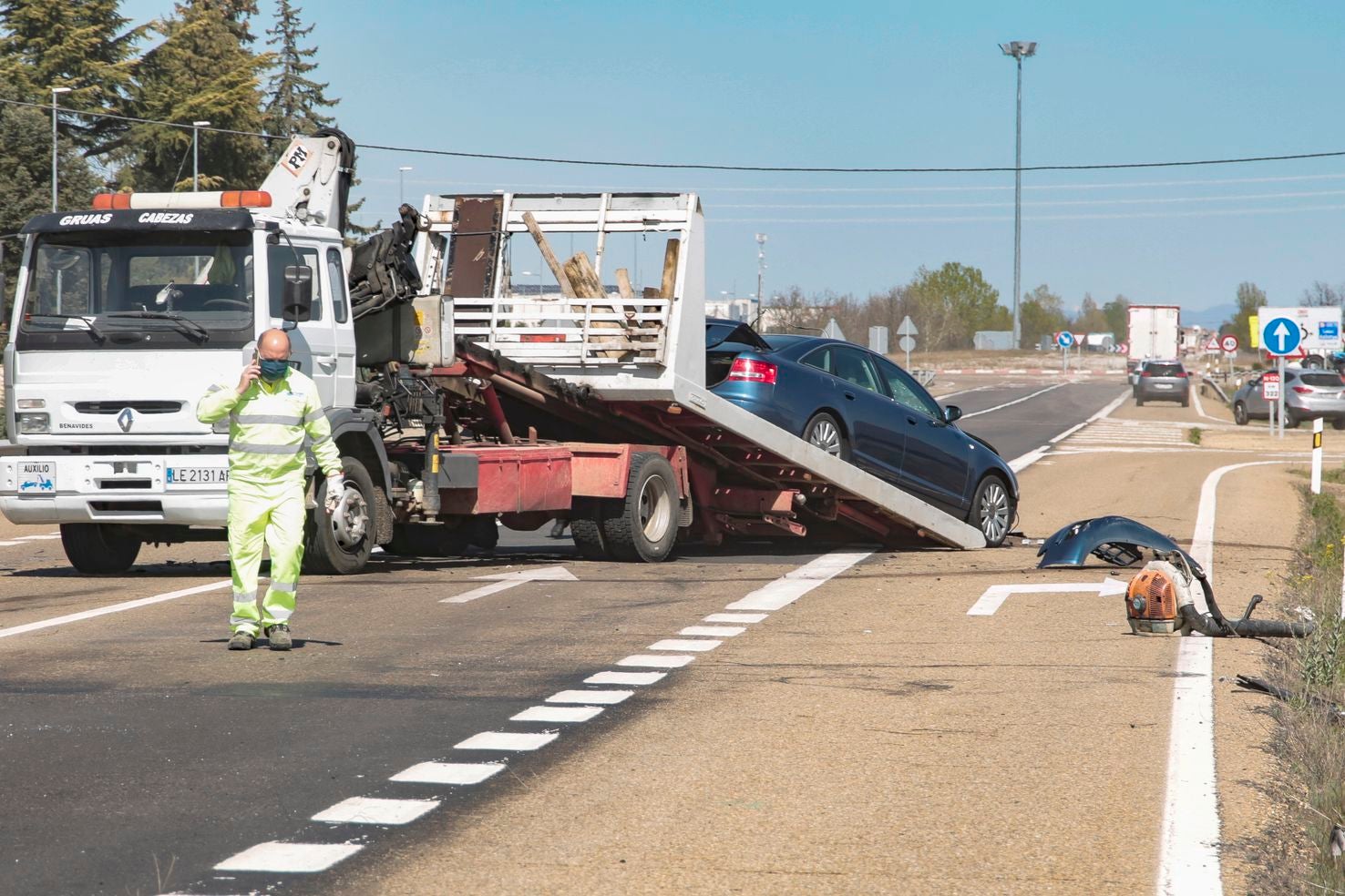 El accidente ha tenido lugar en torno a las 14:48 horas en la carretera de Villadangos y ha resultado herido el conductor de un turismo