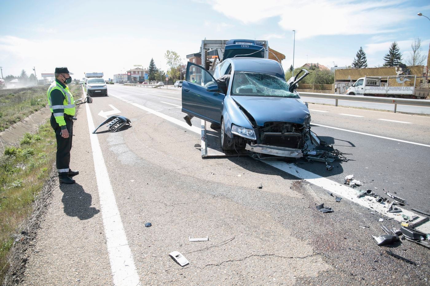 El accidente ha tenido lugar en torno a las 14:48 horas en la carretera de Villadangos y ha resultado herido el conductor de un turismo