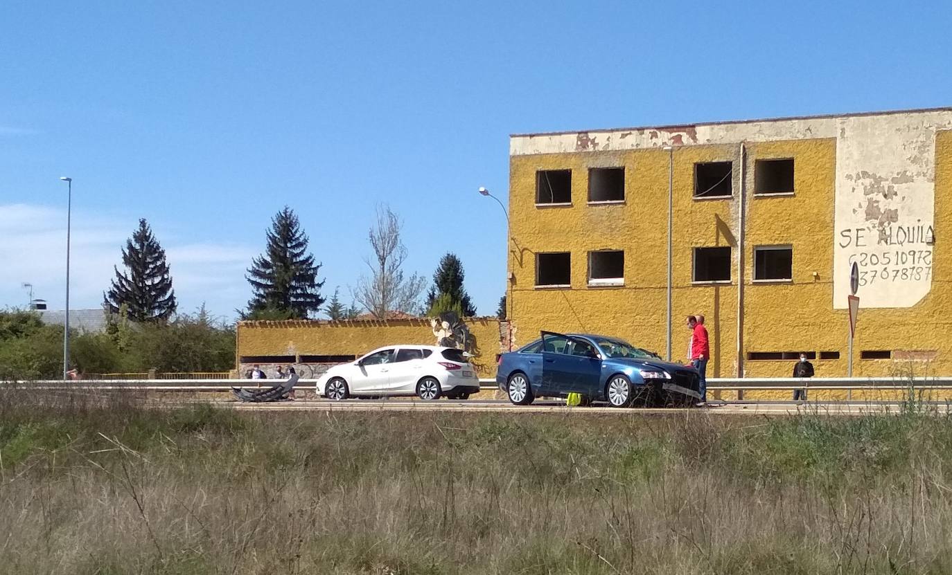 El accidente ha tenido lugar en torno a las 14:48 horas en la carretera de Villadangos y ha resultado herido el conductor de un turismo