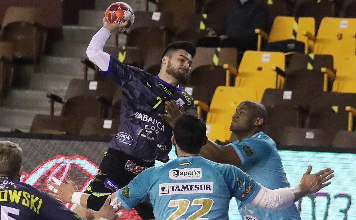 Natán Suárez, en un partido con el Abanca Ademar.