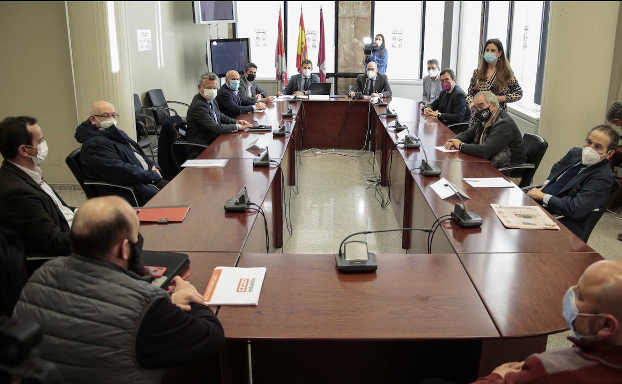 Reunión de constitución del grupo de trabajo específico de Laboratorios Ovejero, con los representantes de los agentes económicos y sociales en León.