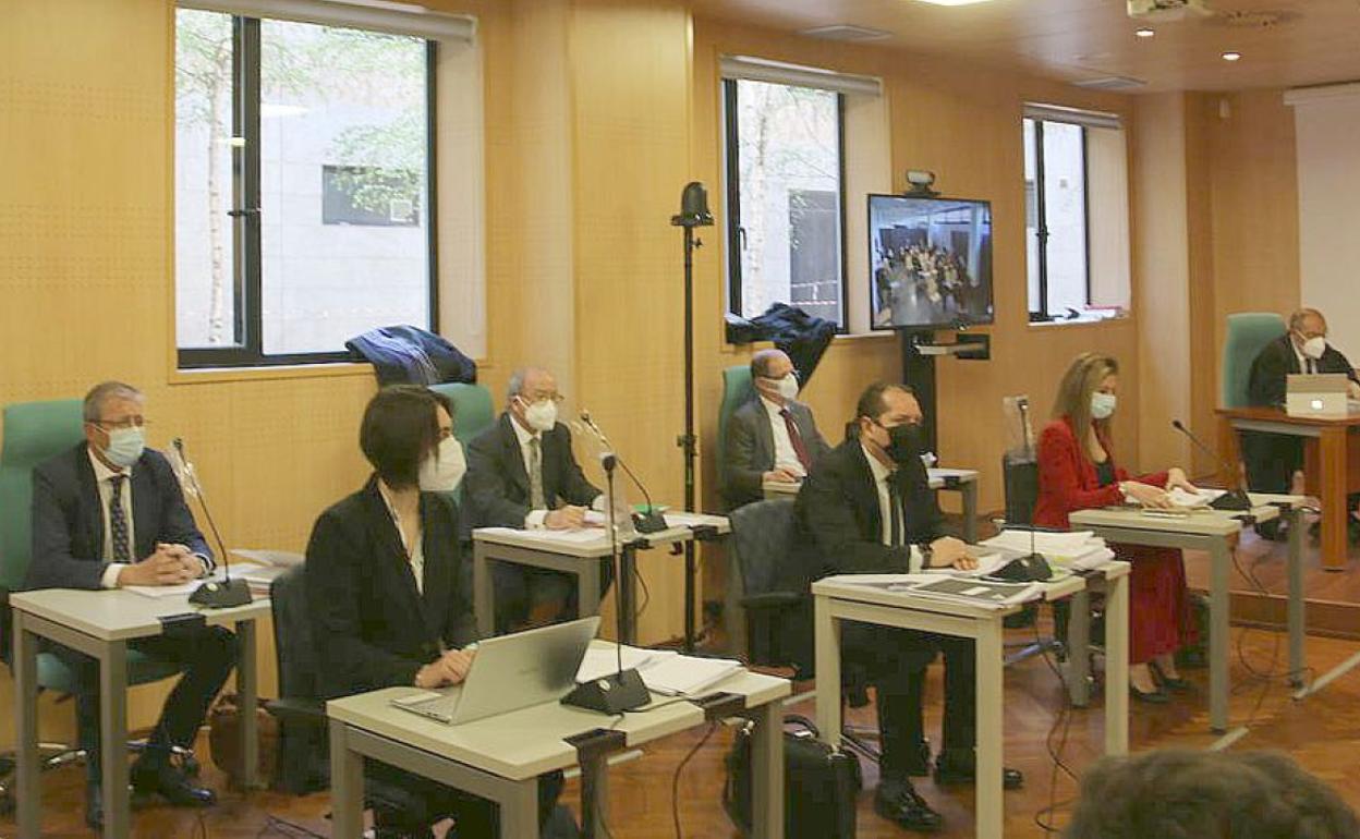 Los letrados de las acusaciones, durante la primera jornada de juico por el accidente de La Vasco. 