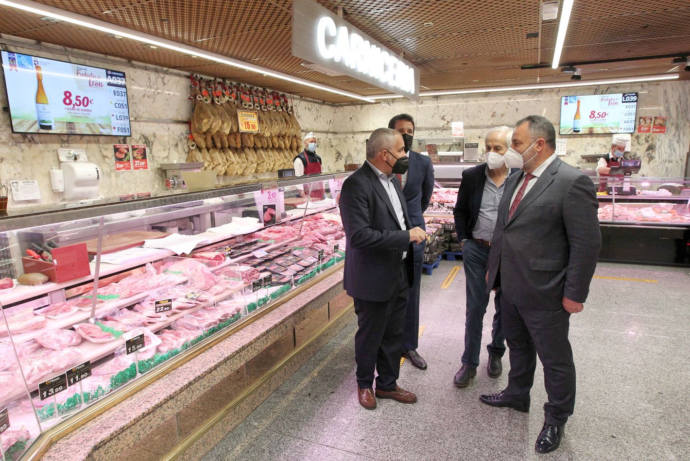 El presidente de la Diputación de León, Eduardo Morán, y el vicepresidente, Matías Llorente, presentan la campaña de Productos de León en los Supermercados Plaza de Madrid con la asistencia del consejero delegado de Establecimientos Plaza SA, Pedro Plaza. 