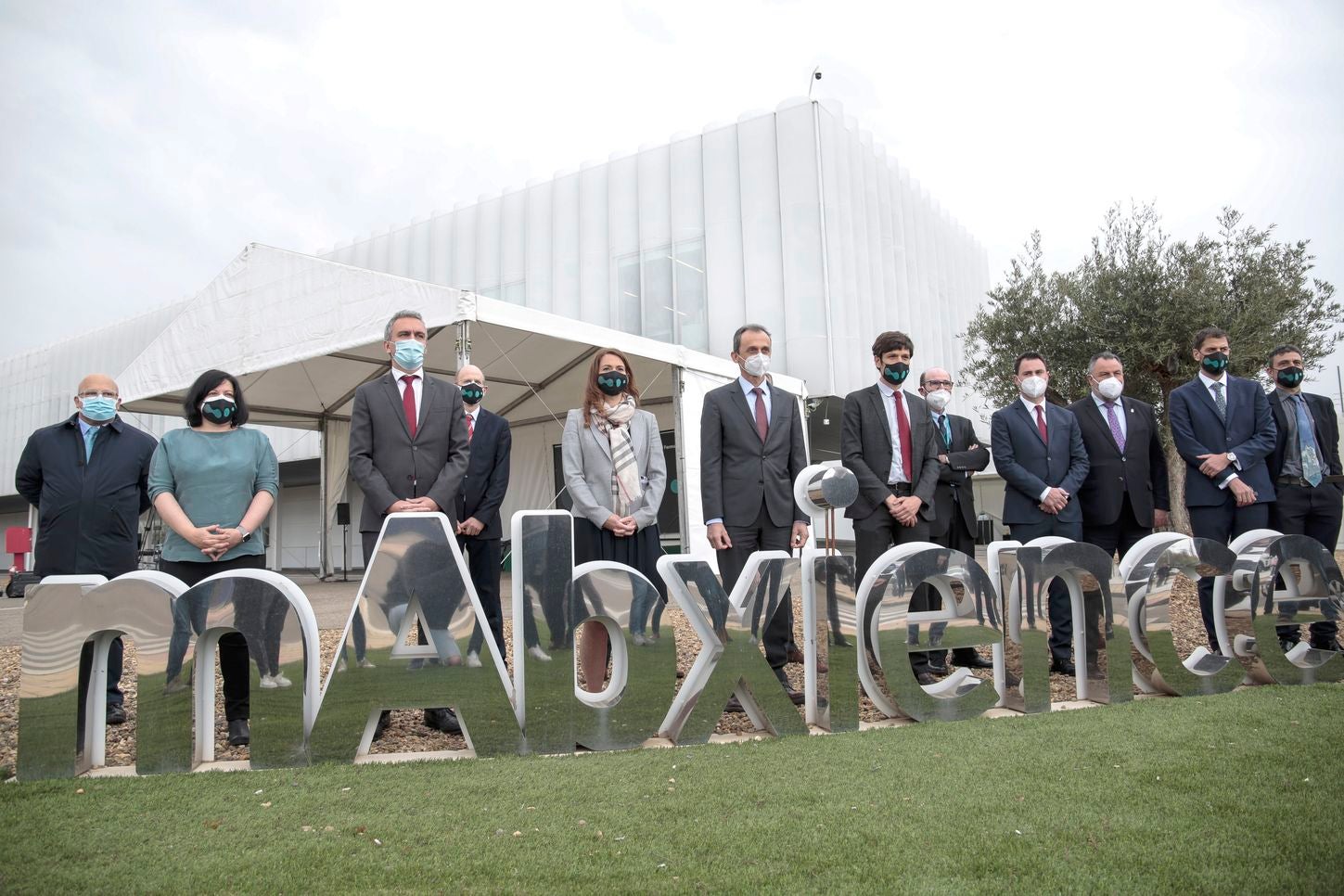 El ministro de Ciencia e Innovación, Pedro Duque, visita el Parque Tecnológico de León y su planta farmacéutica mAbxience para conocer los últimos desarrollos en medicamentos y las capacidades de fabricación de otras tecnologías sanitarias. Junto a él, el CEO del grupo Insud Pharma, Lucas Sigman.