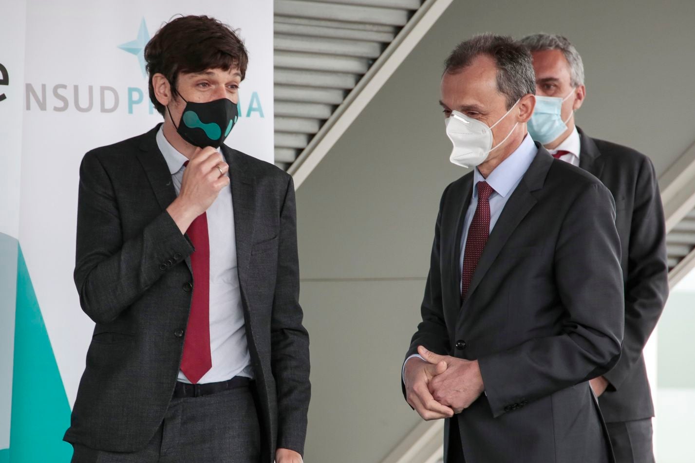 El ministro de Ciencia e Innovación, Pedro Duque, visita el Parque Tecnológico de León y su planta farmacéutica mAbxience para conocer los últimos desarrollos en medicamentos y las capacidades de fabricación de otras tecnologías sanitarias. Junto a él, el CEO del grupo Insud Pharma, Lucas Sigman.