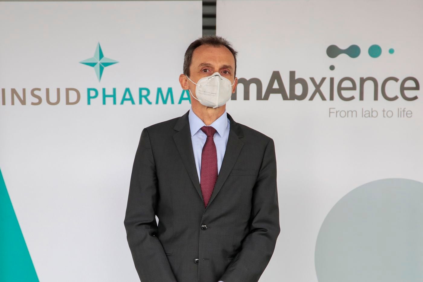 El ministro de Ciencia e Innovación, Pedro Duque, visita el Parque Tecnológico de León y su planta farmacéutica mAbxience para conocer los últimos desarrollos en medicamentos y las capacidades de fabricación de otras tecnologías sanitarias. Junto a él, el CEO del grupo Insud Pharma, Lucas Sigman.