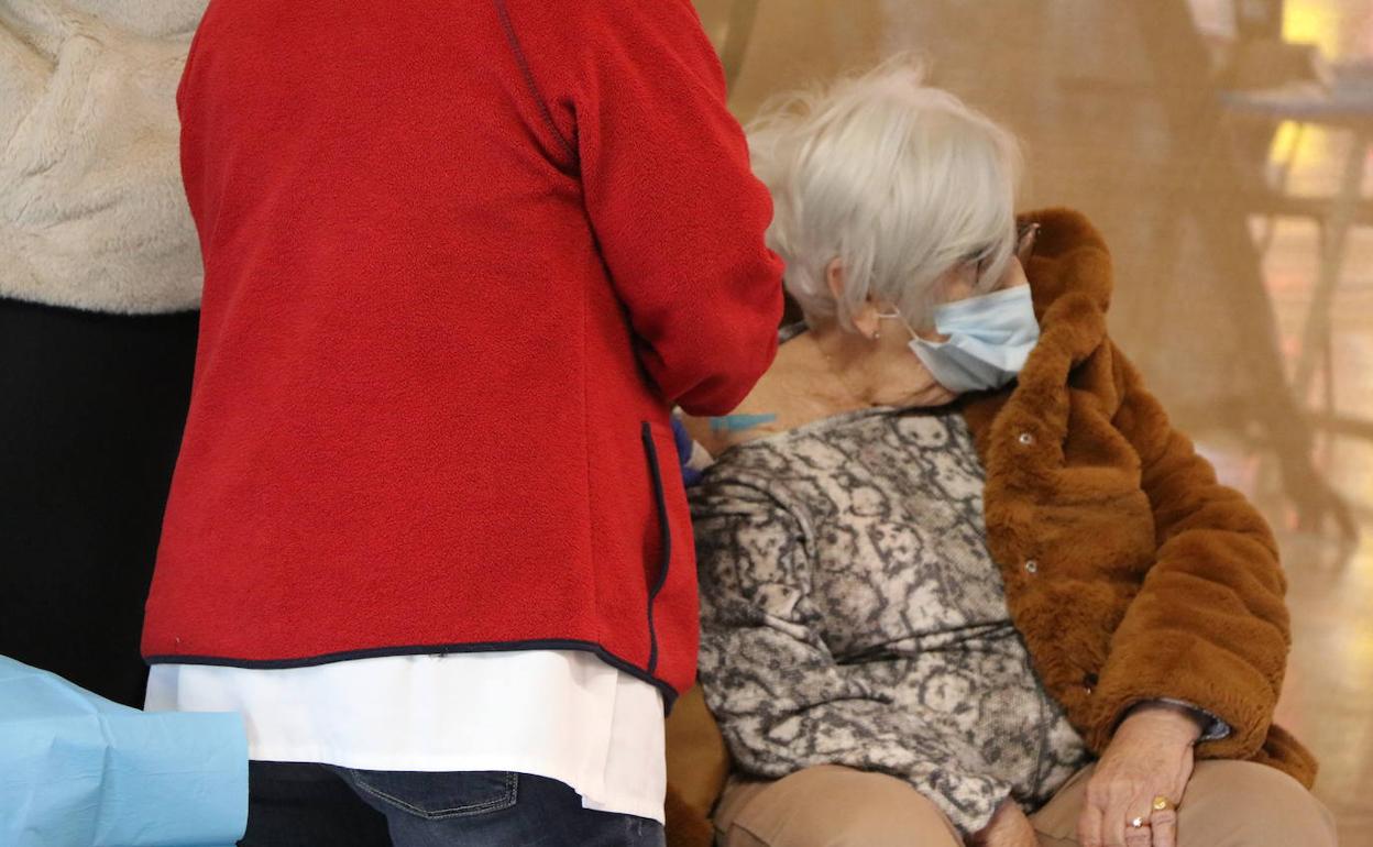 Una mujer de más de 80 años se dirige a la vacunación en León.