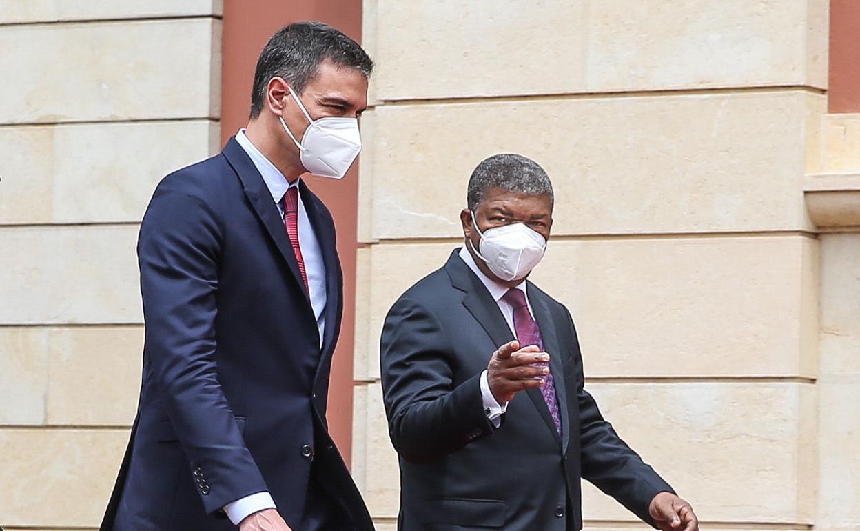 Pedro Sánchez llega acompañado del presidente Joao Lourenço al palacio presidencial de Angola. 