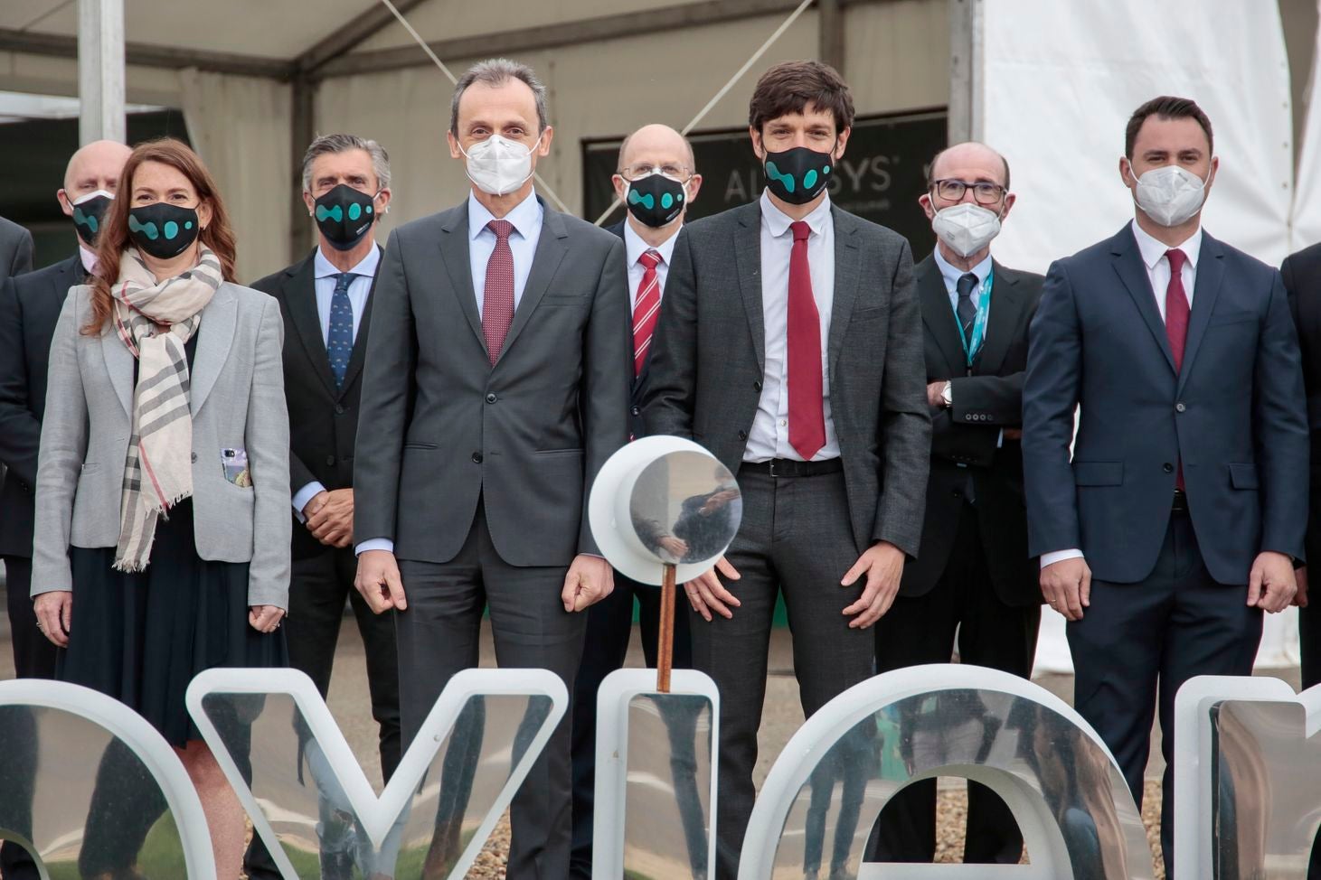 El ministro de Ciencia e Innovación, Pedro Duque, visita el Parque Tecnológico de León y su planta farmacéutica mAbxience para conocer los últimos desarrollos en medicamentos y las capacidades de fabricación de otras tecnologías sanitarias. Junto a él, el CEO del grupo Insud Pharma, Lucas Sigman.