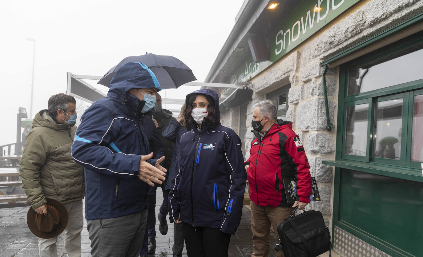 La presidenta Isabel Díaz Ayuso y Fernández Mañueco visitan la instalación invernal.