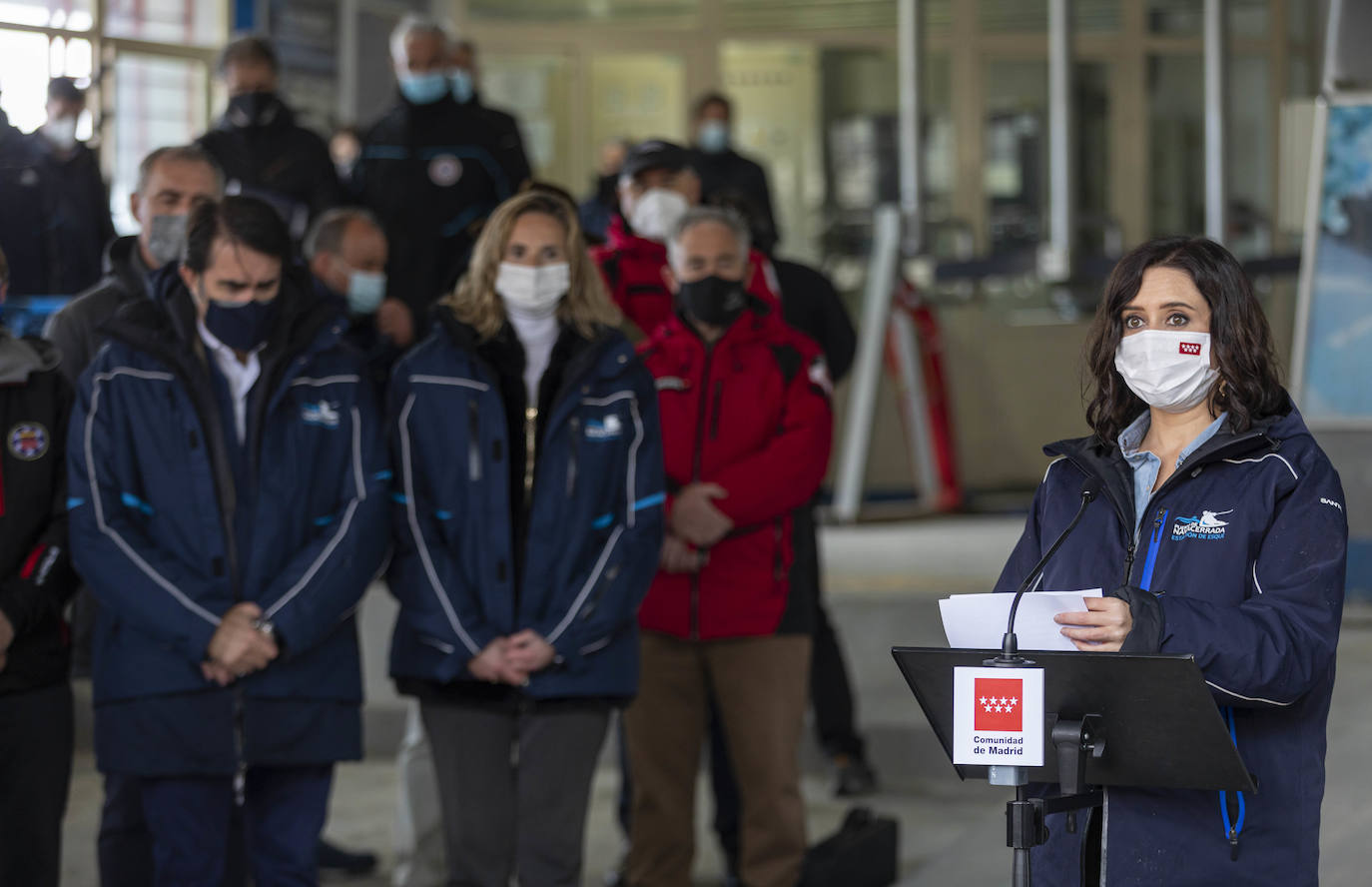 La presidenta Isabel Díaz Ayuso y Fernández Mañueco visitan la instalación invernal.