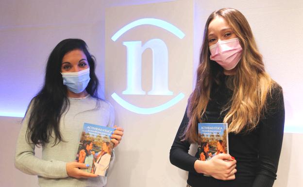 Loreto Pacho (i) y Claudia Santos (d), en la redacción de leonoticias.