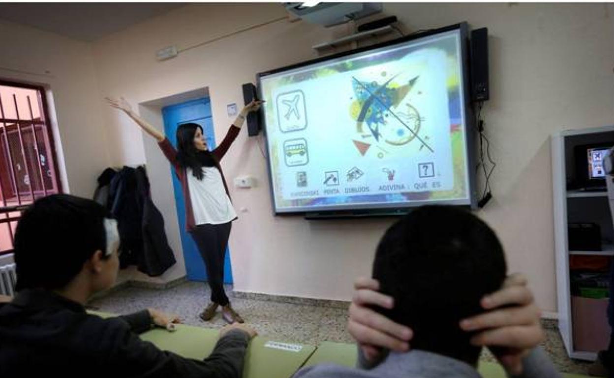 Una clase en el centro de Autismo León