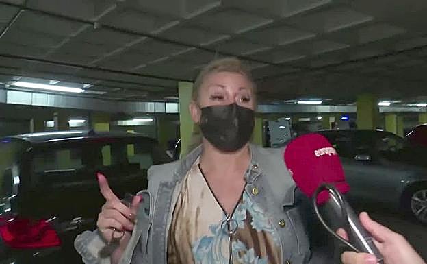 Raquel Mosquera atendiendo a los medios.