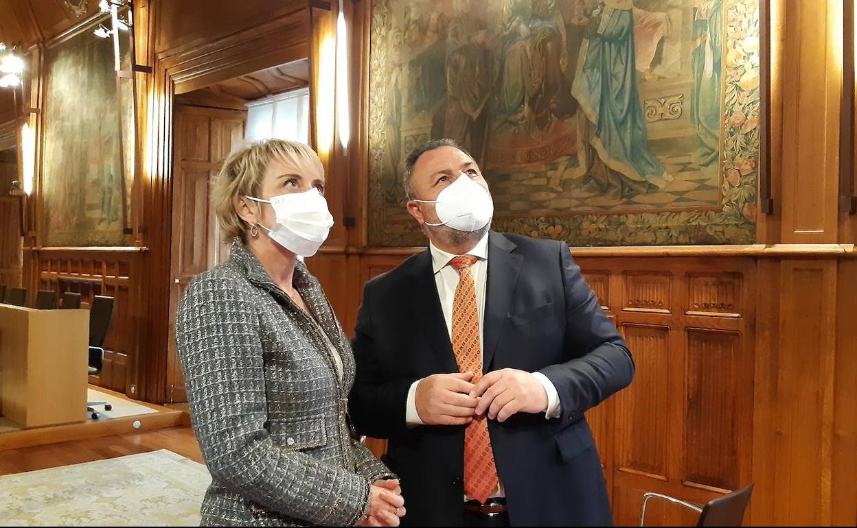 Carme Artigas junto al presidente de la Diputación.