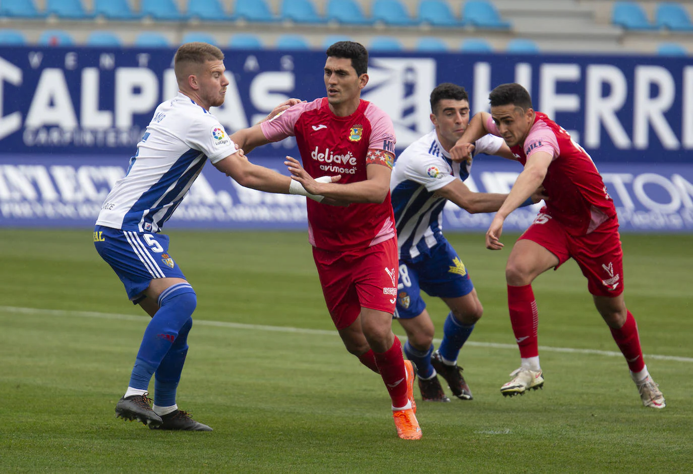 Ambos equipos se enfrentan en una jornada de Segunda División.