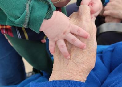 Imagen secundaria 1 - Encarna y Valentina se conocen bajo la atenta mirada de las mujeres de la familia.