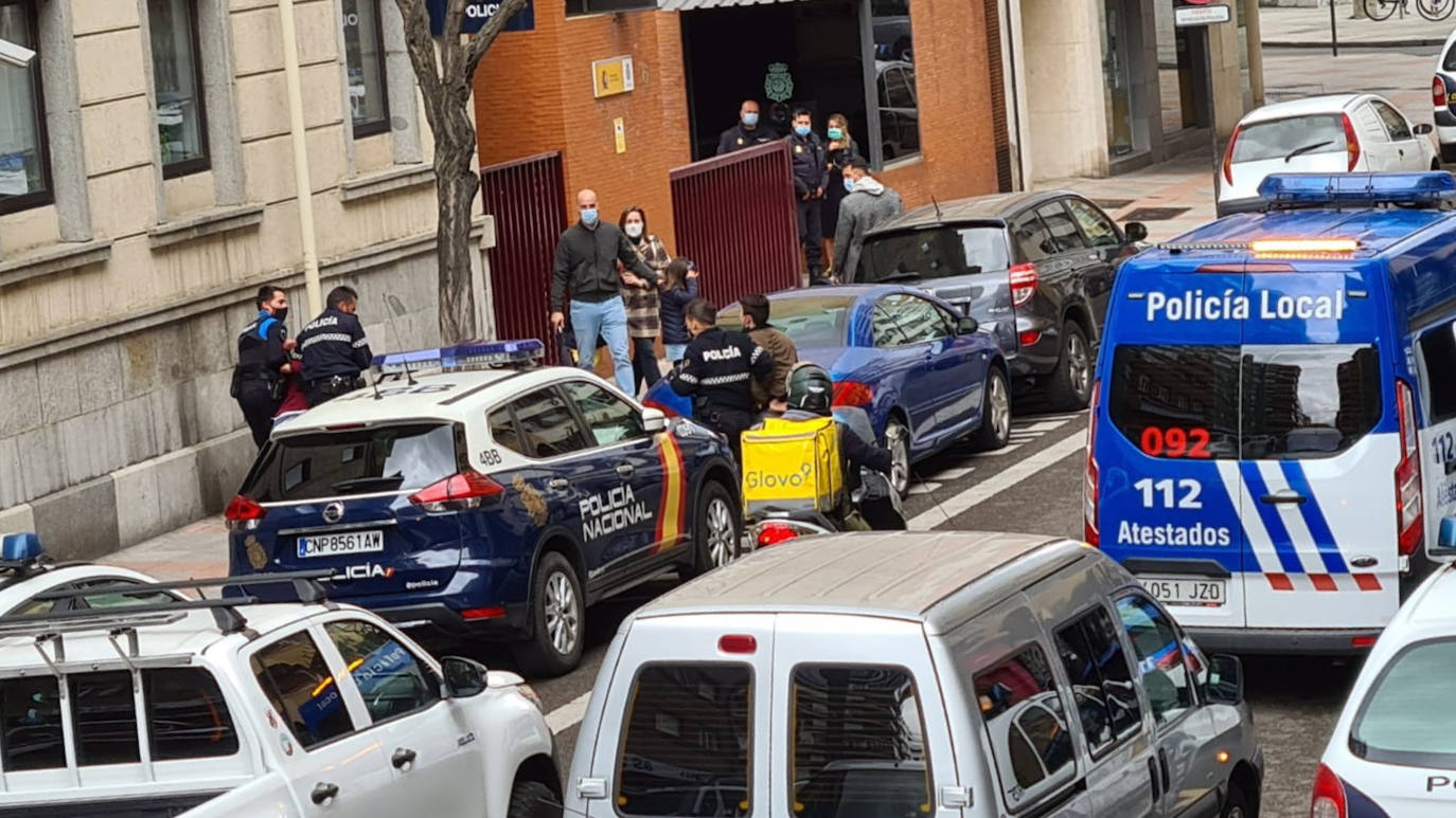 Una mujer y un hombre de joven edad han pasado a disposición judicial por su comportamiento ante los agentes mientras comprobaban el nivel de alcoholemia de la persona que conducía el vehículo donde viajaban los detenidos.