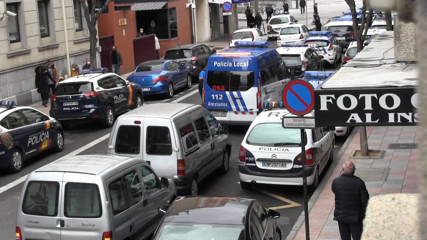 Una mujer y un hombre de joven edad han pasado a disposición judicial por su comportamiento ante los agentes mientras comprobaban el nivel de alcoholemia de la persona que conducía el vehículo donde viajaban los detenidos.