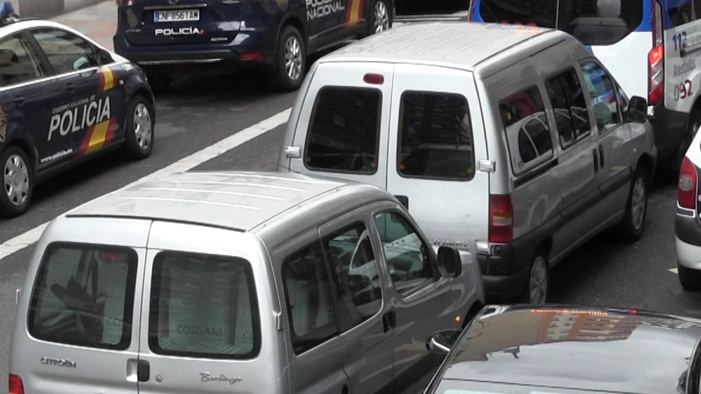 Una mujer y un hombre de joven edad han pasado a disposición judicial por su comportamiento ante los agentes mientras comprobaban el nivel de alcoholemia de la persona que conducía el vehículo donde viajaban los detenidos.