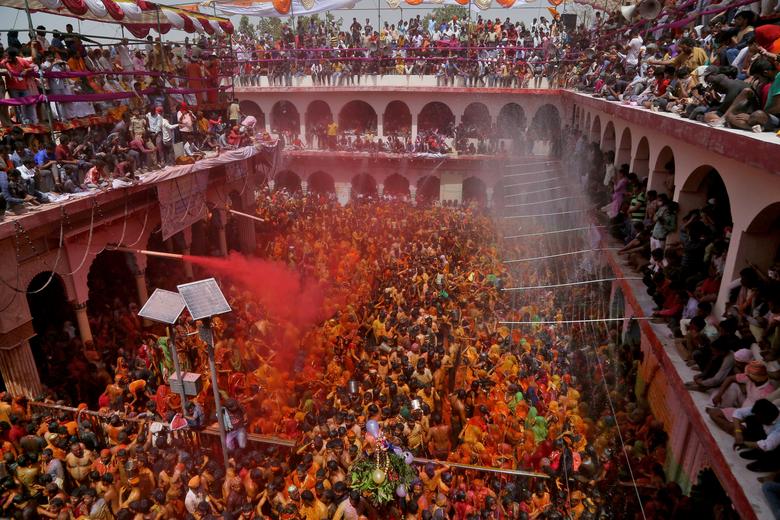 Los devotos hindúes participan en 'Huranga', un juego que se juega entre hombres y mujeres un día después de Holi en el templo Dauji cerca de la ciudad norteña de Mathura.