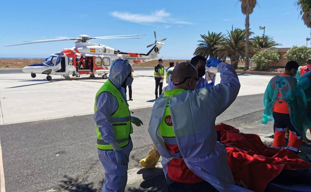 Los sanitarios atienden a los heridos evacuados a Tenerife desde un cayuco localizado al sur de El Hierro.