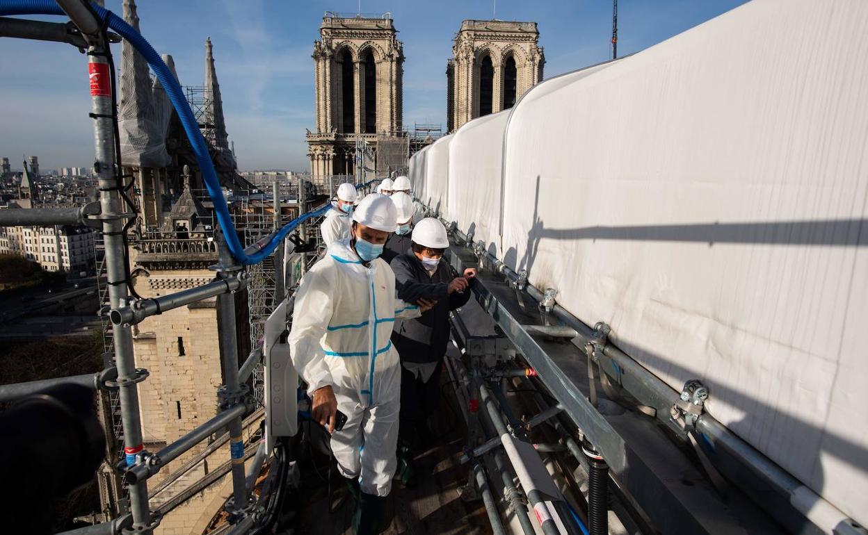 El ministro de Cultura, Roselyne Bachelot, visita la cubierta de Notre Dame llena de lonas y andamios. 