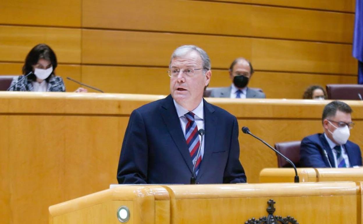 Antonio Silván se dirige a la grada desde el Senado.