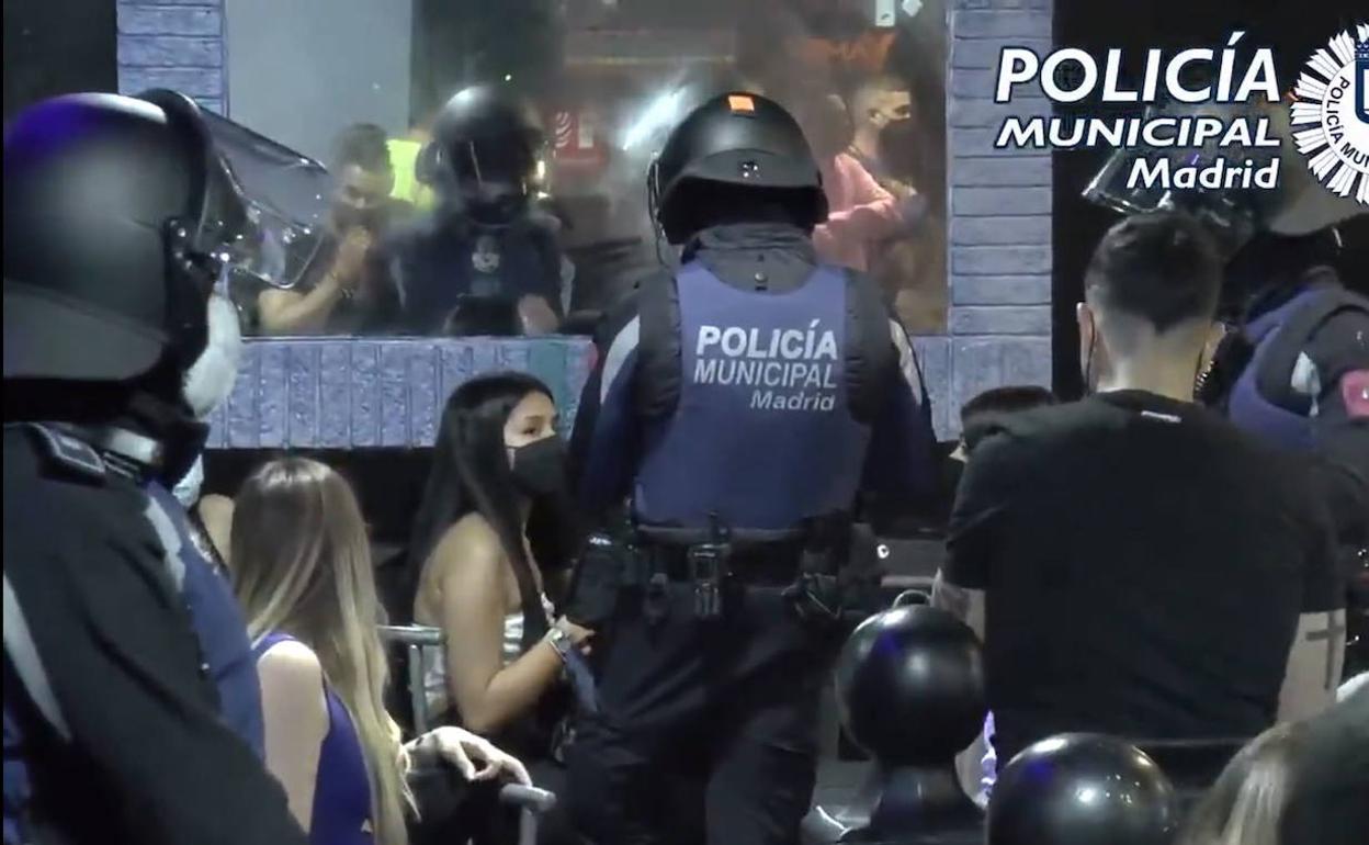 Redada de la Policía Municipal de Madrid en una fiesta ilegal.