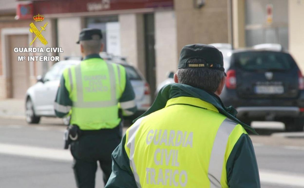 Agentes de la Guardia Civil durante un control de tráfico.