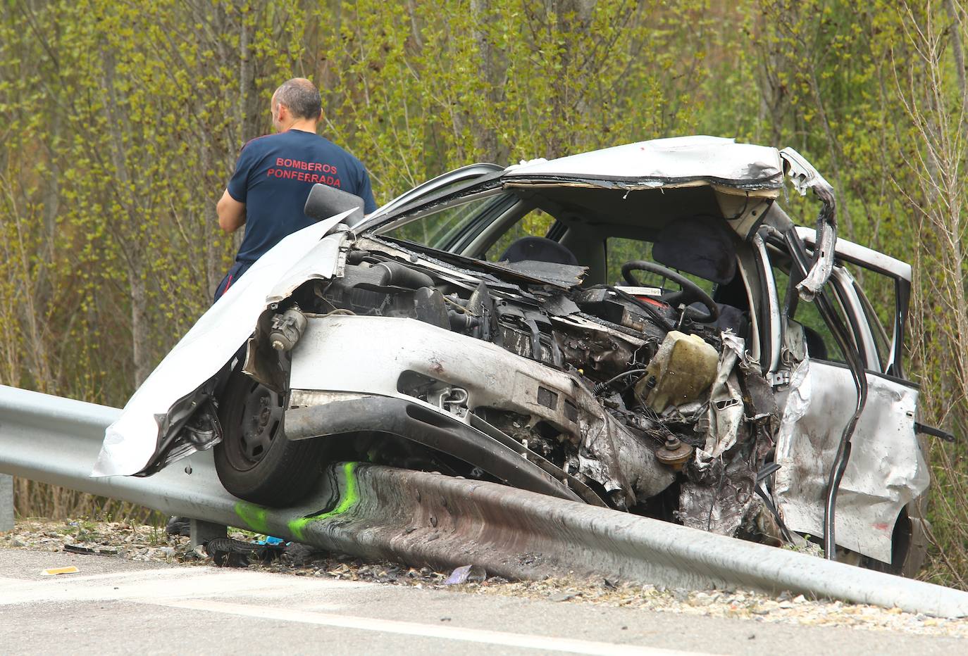 Un fallecido y dos heridos graves en un choque frontal entre dos turismos en Rodanillo