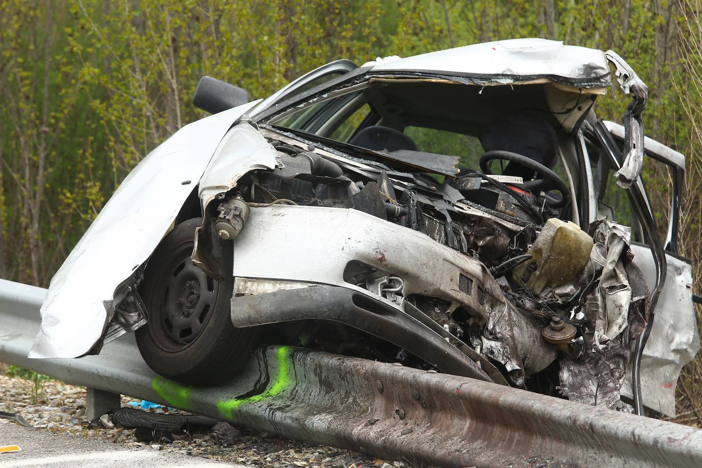 Un fallecido y dos heridos graves en un choque frontal entre dos turismos en Rodanillo