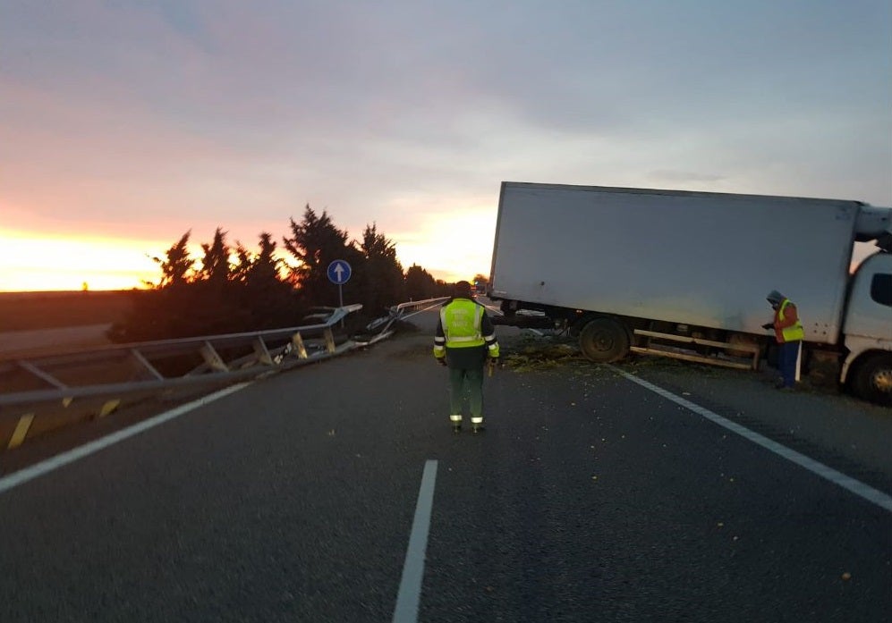 El accidente de un camión corta el carril derecho de la autovía a Burgos a la altura de Calzada de Coto