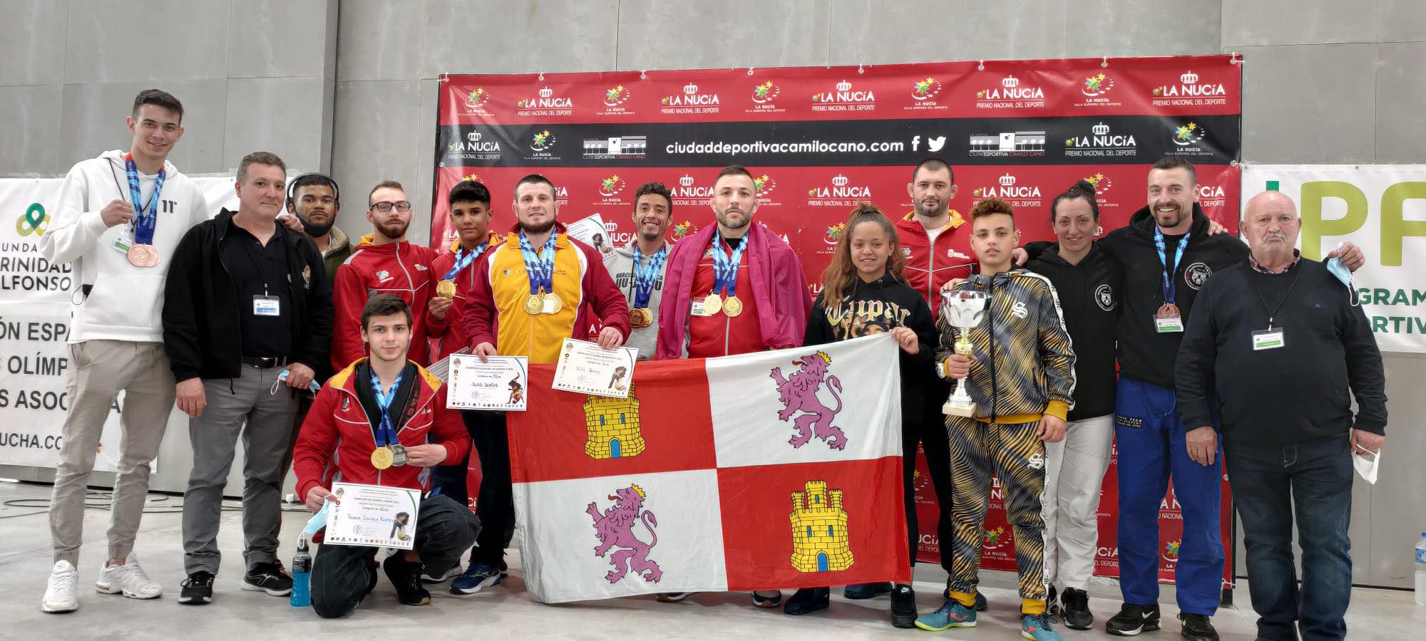 Jonathan González posa con sus dos medallas de oros en el Campeonato de España.