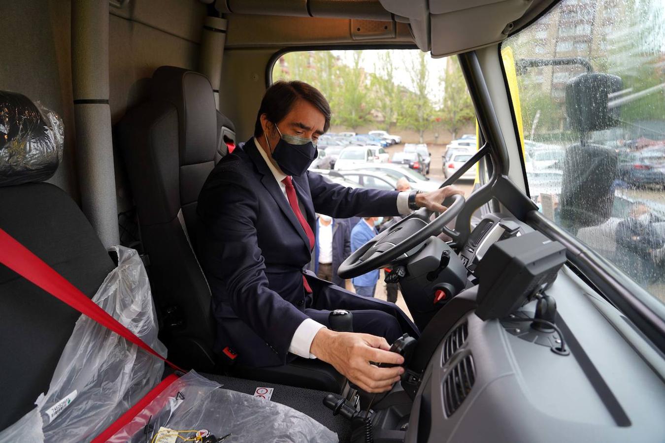 El consejero de Fomento y Medio Ambiente, Juan Carlos Suárez-Quiñones, hace entrega de tres nuevos camiones autobomba todoterreno para extinción de incendios forestales en Burgos, León y Zamora