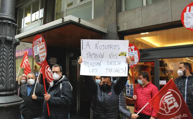 Galería. Manifestación convocada por UGT de los técnicos de transporte sanitario.