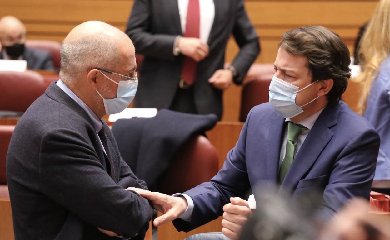 Francisco Igea, durante la sesión del pleno de las Cortes, acompañado de Mañueco.