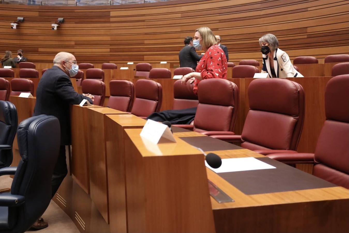 Pleno en las Cortes de Castilla y León que comienza con la sesión de control al presidente y consejeros.